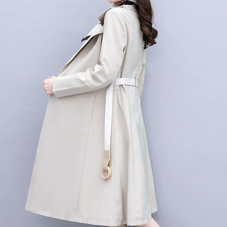 Trench-Coat Chic Sage avec Élégance Écharpe Rayée