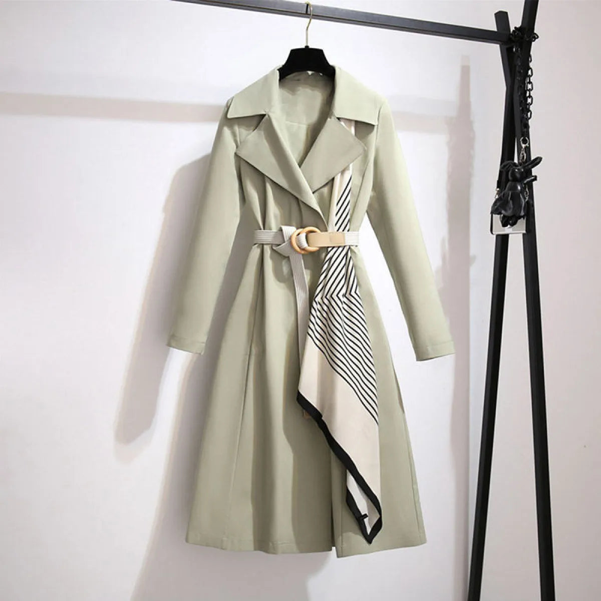 Trench-Coat Chic Sage avec Élégance Écharpe Rayée