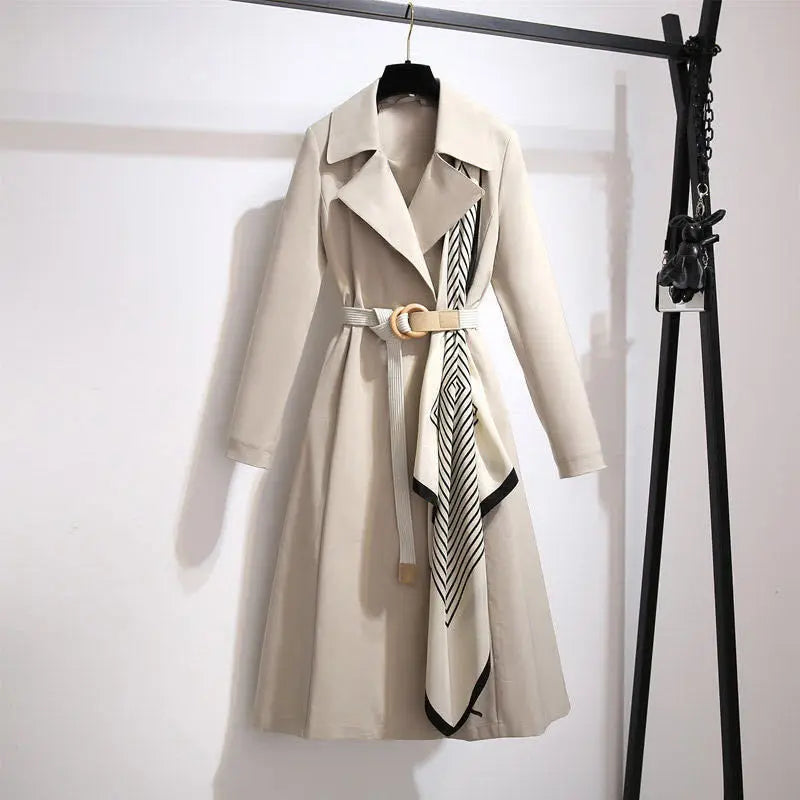 Trench-Coat Chic Sage avec Élégance Écharpe Rayée