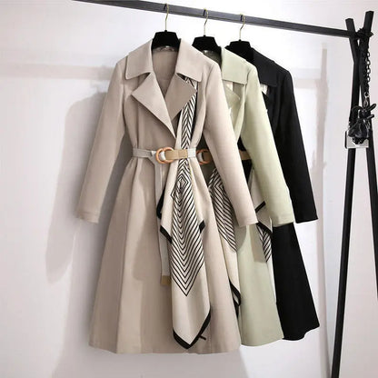 Trench-Coat Chic Sage avec Élégance Écharpe Rayée